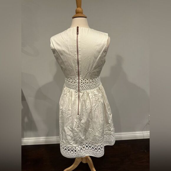 Ted Baker London A-line White Crochet Panel Dress-Rose Gold Tone Zip-Size 3/M - Picture 3 of 10